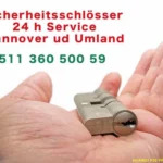 Unsere Mitarbeiter hält ein Sicherheitsschloss in der Hand. Schloss wechseln Hannover