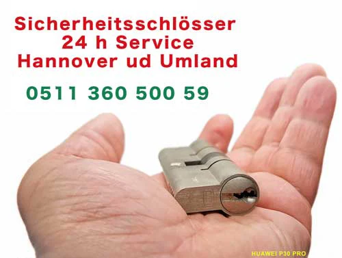 Unsere Mitarbeiter hält ein Sicherheitsschloss in der Hand. Schloss wechseln Hannover