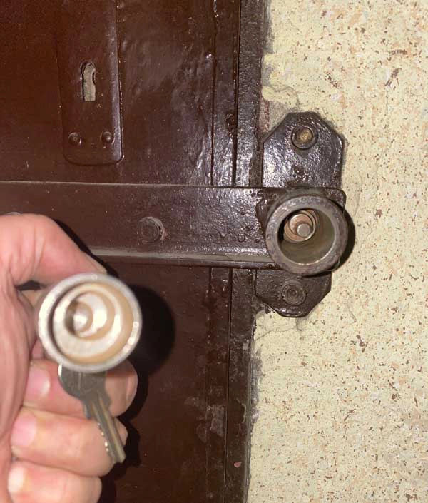Sicherheitsschloss Keller mit Schluessel selbstgebaut
